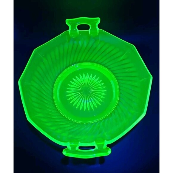 Uranium Glass - Vintage Imperial Green Twisted Optic 10" Handled Serving Bowl - Picture 1 of 16